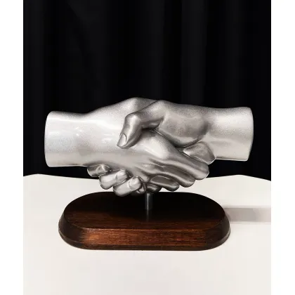 Zdjęcie Uścisk dłoni - niesamowita statuetka na prezent