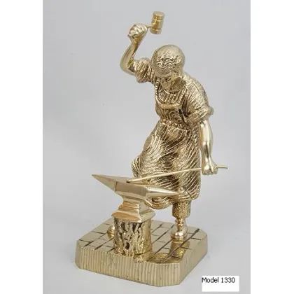 Zdjęcie Elegancka figura pracującego kowala
