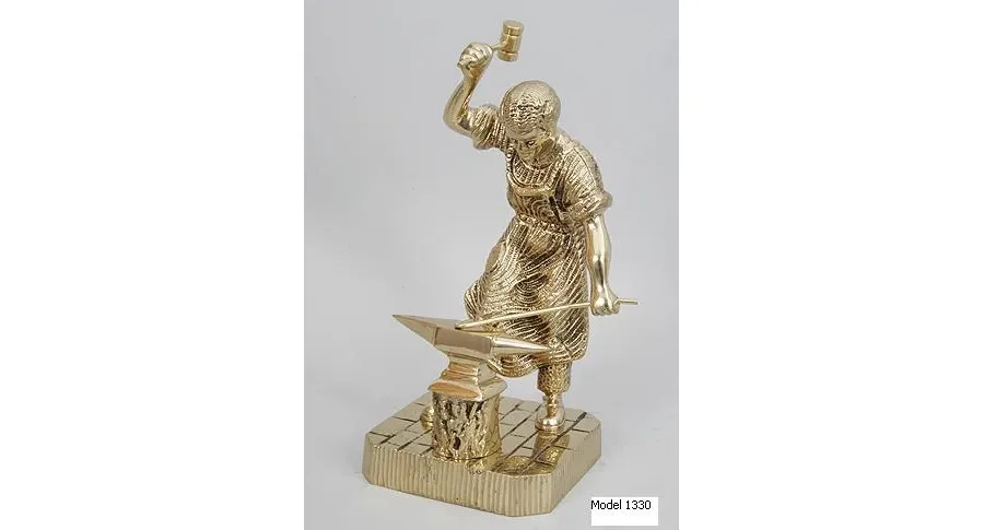 obrazek 1 Elegancka figura pracującego kowala
