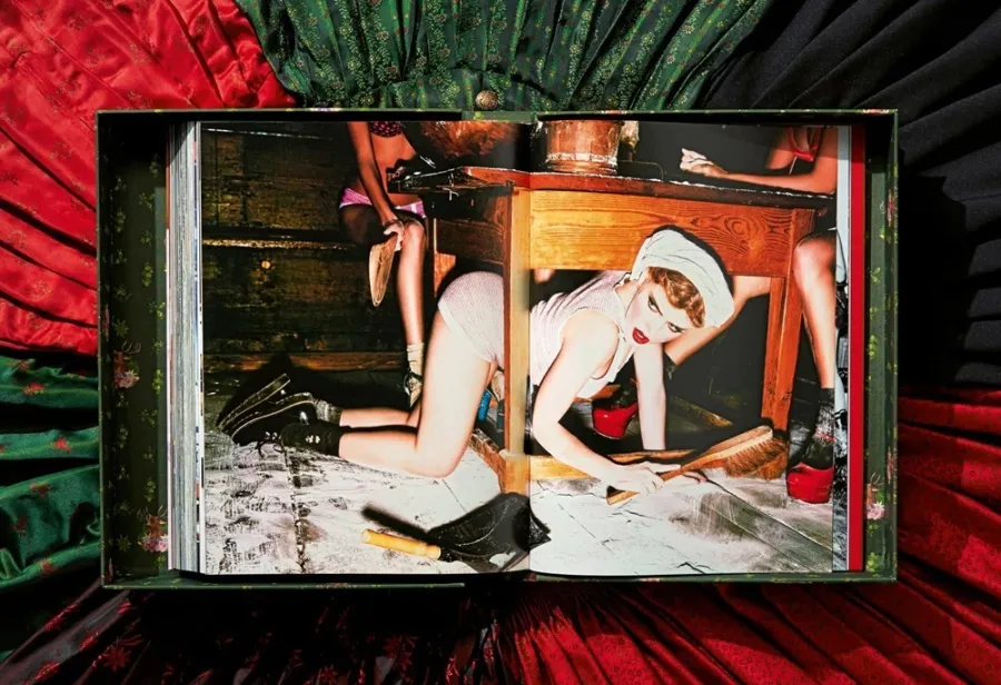 obrazek 17 Książka Ellen von Unwerth. Heimat, Art Edition No. 201–300 ‘Spy Device’ - Taschen
