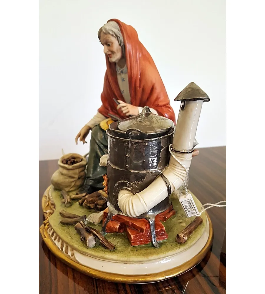 obrazek 5 Porcelanowa figurka kobiety piekącej kasztany