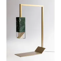 Zdjęcie Piękna lampa na biurko w stylu minimalistycznym