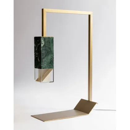 Zdjęcie Piękna lampa na biurko w stylu minimalistycznym