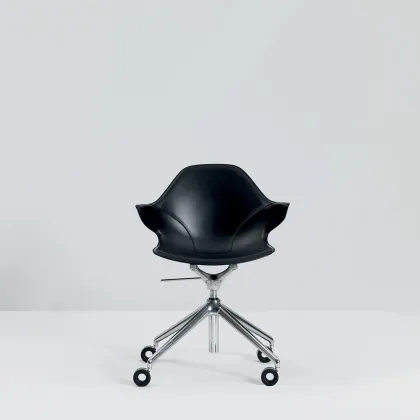 Zdjęcie Designerskie skórzane krzesło do wyjątkowych miejsc – Mascheroni