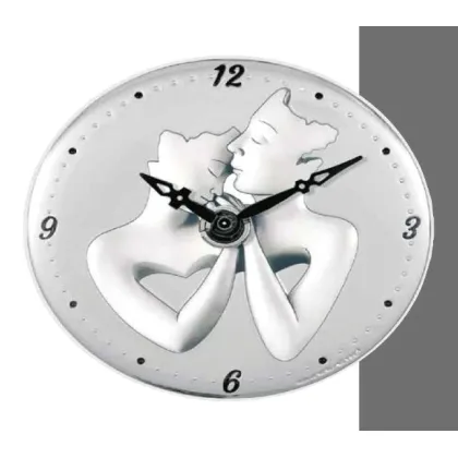 Picture A unique clock with a depiction of a couple