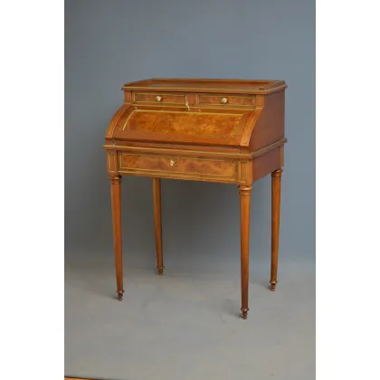 Zdjęcie Antyczne biuro z zadziorami orzechowymi, z podniesioną galerią i 2 szufladami z oryginalnymi mosiężnymi pokrętłami