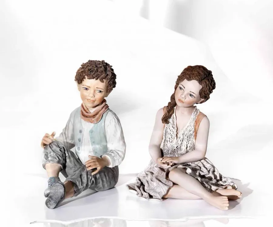 obrazek 4 Porcelanowa statuetka chłopca w koszuli i kamizelce - Sibania