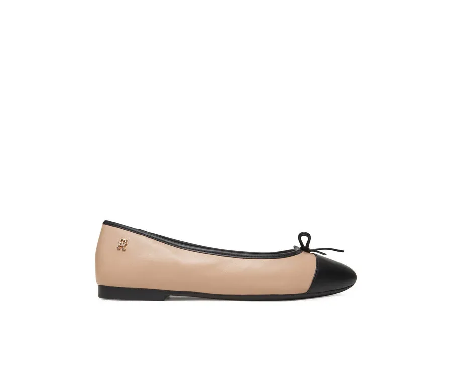 obrazek 1 Tommy Hilfiger Baleriny Toe Cap Leather Ballerina FW0FW08759 Écru