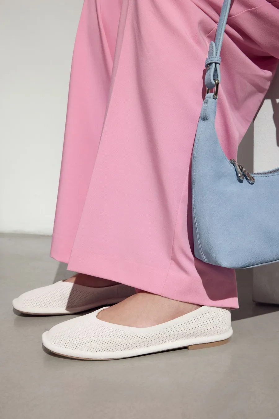 obrazek 1 Estro: Białe baleriny damskie z miękkiego weluru naturalnego z perforacją