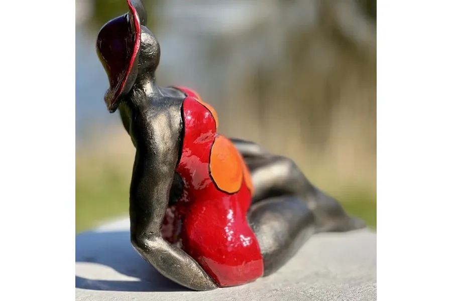 obrazek 2 Stylowa figurka do ogrodu "Siedząca dama z kwiatem"