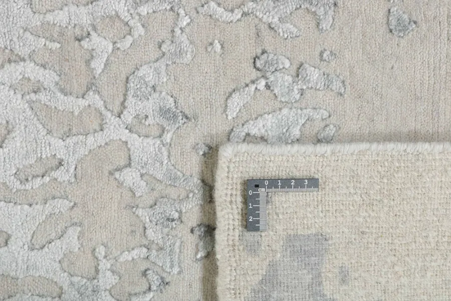 picture 2 Elegant white-gray exclusive 3D carpet - SENSES CLOUDBURST 7071