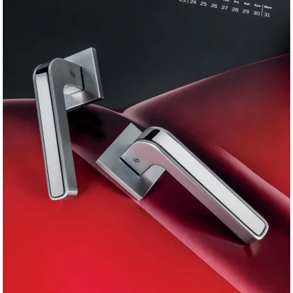 Zdjęcie Chromowana matowa klamka Tecno do drzwi